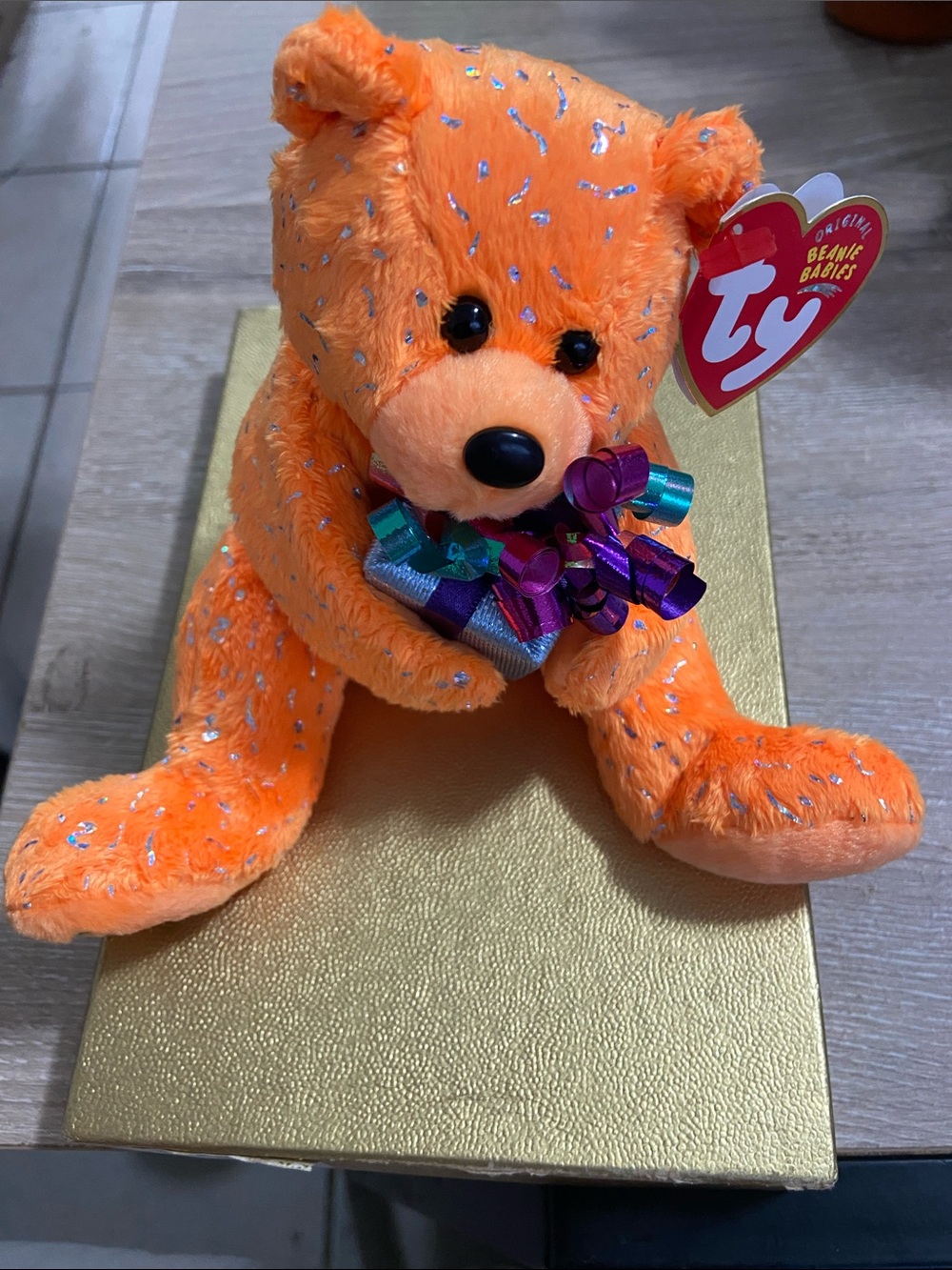 2004 RETIRED TY BEANIE BABY~HAPPY BIRTHDAY ORANGE TEDDY BEAR WITH GIFT 7"~NEW